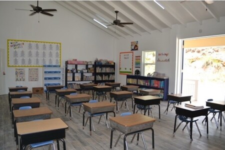 Dosbarth Island Academy wedi ei gefnogi gan Susan Ashworth a Mark Watkin Jones